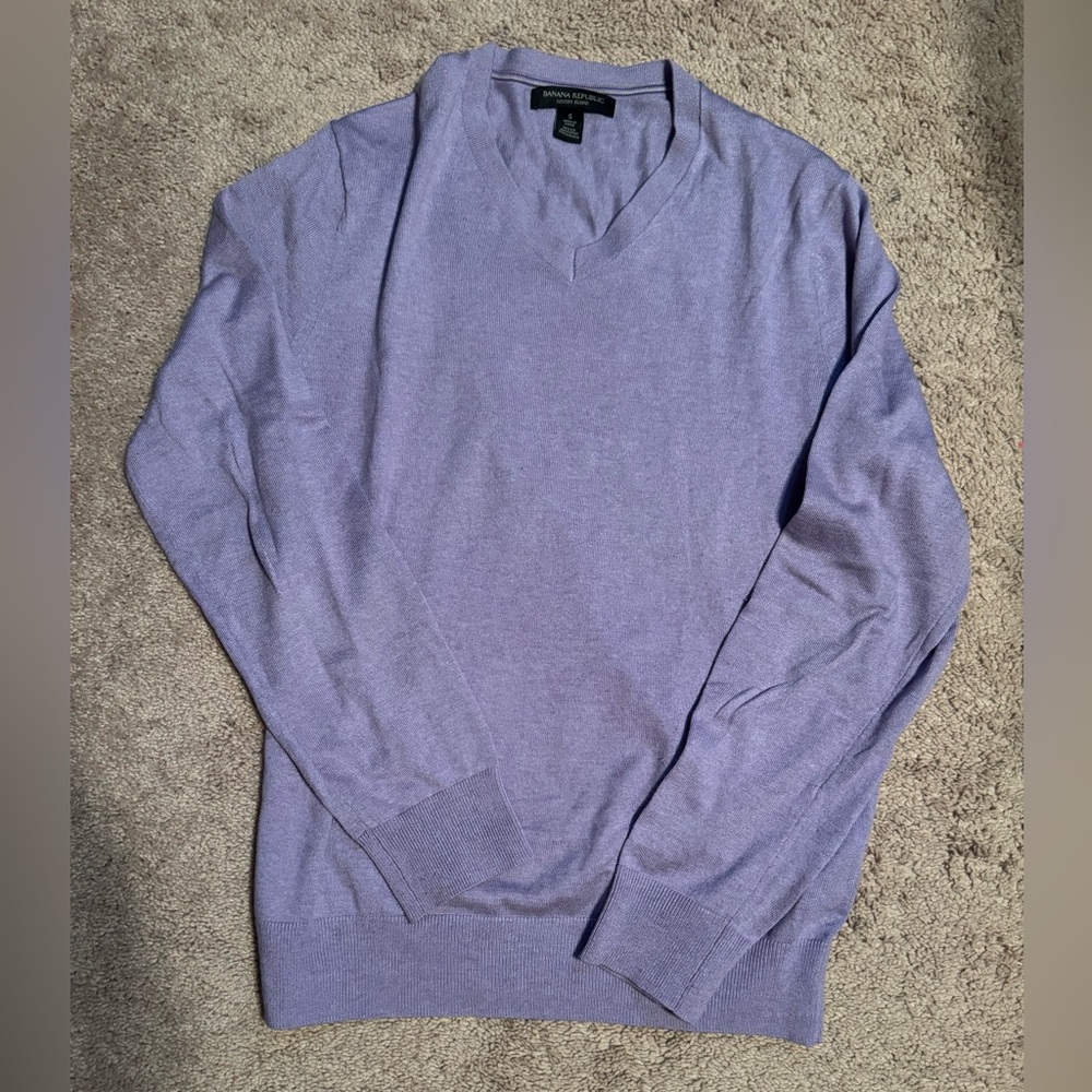 Men’s gently used Banana Republic sweater. Size small, lavender color.